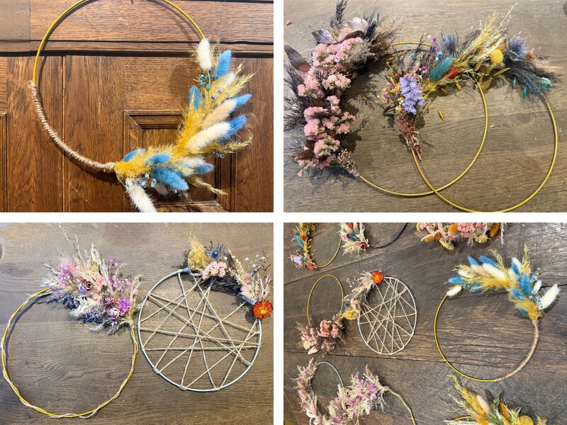 Vier unterschiedliche Bilder von Dekokränzen mit Trockenblumen. Die Kränze sind aus Metallringen gestaltet, dekoriert mit bunten Trockenblumen wie Gelb, Blau, Rosa und Lila, teilweise ergänzt mit Bindegarn und Naturmaterialien. | © Madeleine Liedke 