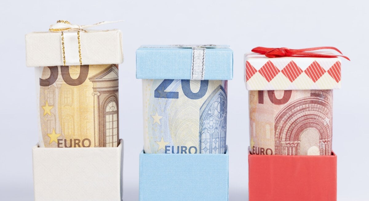 Geldscheine in kleinen Geschenkboxen.