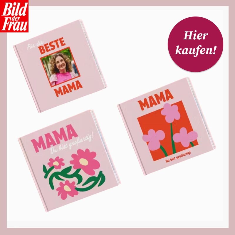 Drei rosafarbene Fotobücher mit Blumenmotiven und Muttertagsbotschaften schweben vor hellem Hintergrund. | © Pixum/Canva/Collage:bildderfrau.de