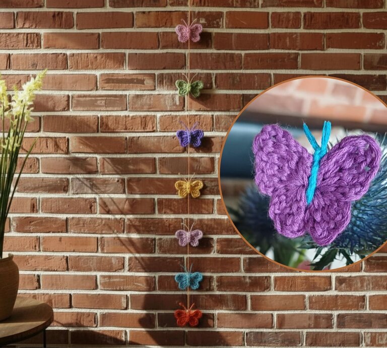 Mehrfarbige gehäkelte Schmetterlinge hängen dekorativ an einer Backsteinwand, daneben gelbe Blumen in einem Keramiktopf. | © Canva / AI / privat [M]