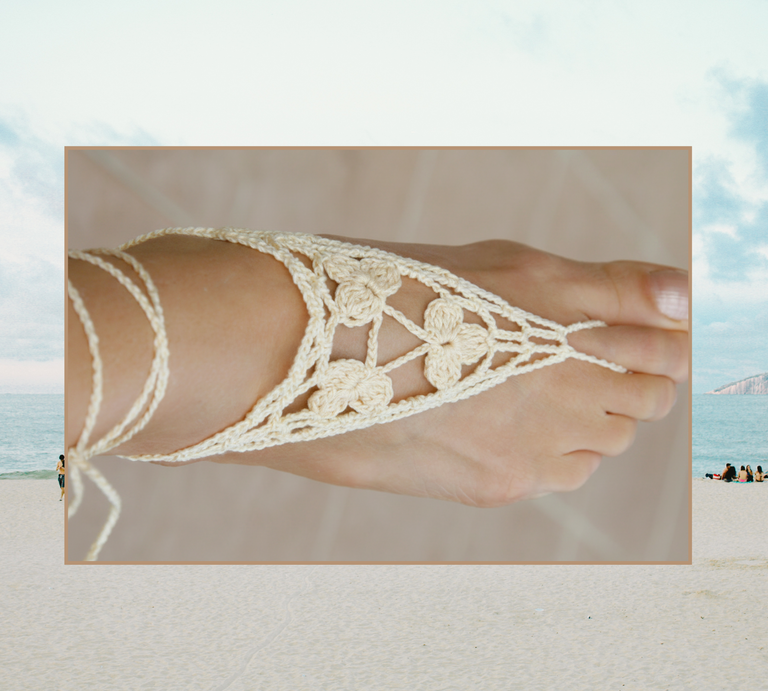 Nahaufnahme eines Fußes mit filigranen Sandalenschmuck aus beigem Häkelmuster vor hellem Hintergrund, eingebettet in eine Strandszene. | © Canva [M]