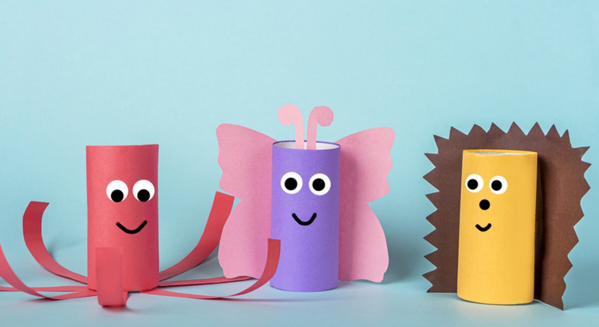 Drei bunte Tiere aus bemalten Klopapierrollen gebastelt. Ein einfaches DIY-Projekt.