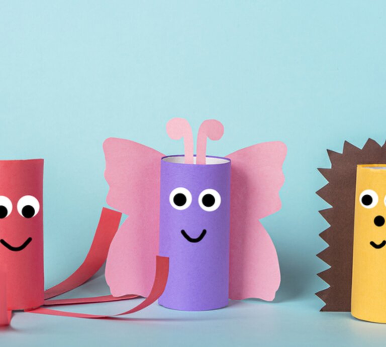 Drei bunte Tiere aus bemalten Klopapierrollen gebastelt. Ein einfaches DIY-Projekt. | © Getty Images/ Elena Vafina