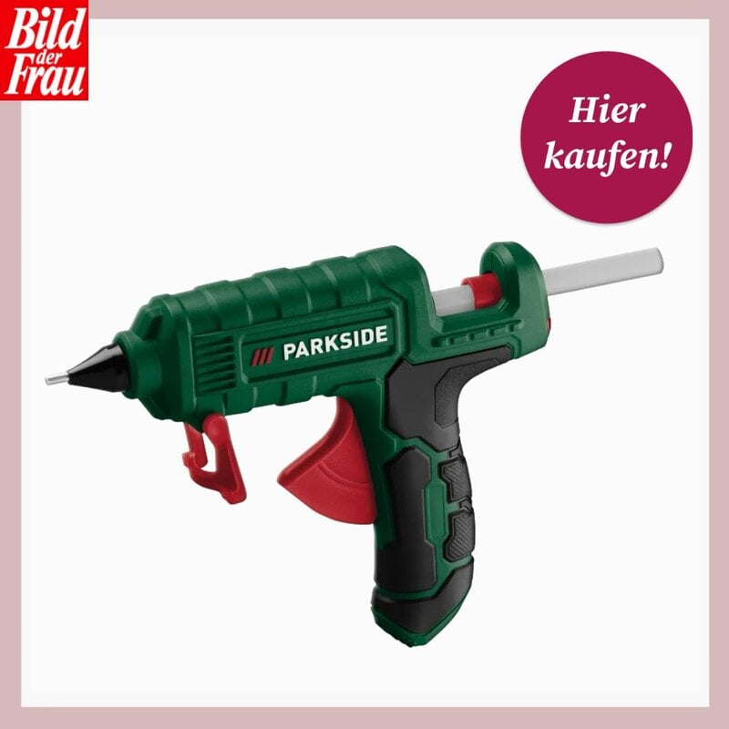 Grüne Heißklebepistole der Marke Parkside mit eingesetztem Klebestift vor hellem Hintergrund und Kaufhinweis im Bild. | © Lidl/Canva/Collage:bildderfrau.de