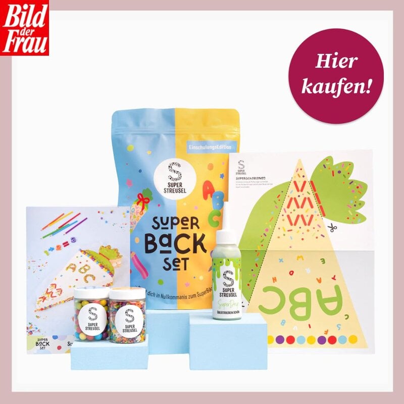 Buntes Einschulungs-Set mit Streuseln, Zuckerperlen und Bastelvorlagen für eine Schultüte auf hellem Hintergrund. | © Super Streusel/Canva:Collage:bildderfrau.de