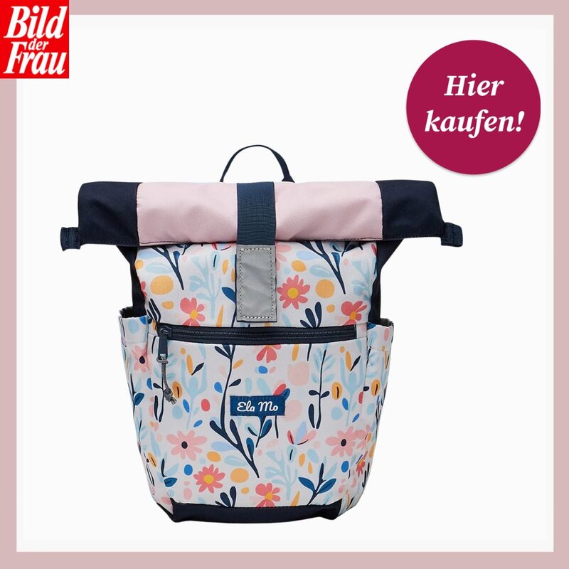 Floraler Rolltop-Rucksack in Rosa und Dunkelblau mit buntem Blumenmuster, Fronttasche und Tragegriff vor hellem Hintergrund. | © Ela Mo/Canva/Collage: bildderfrau.de