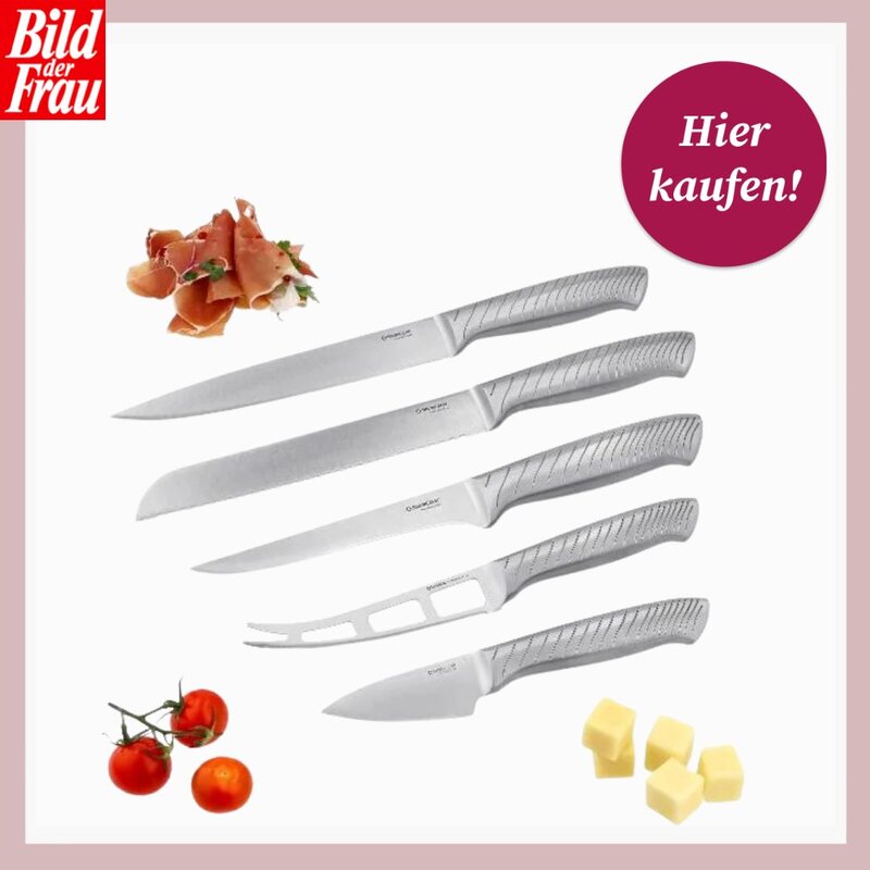 Fünf hochwertige Küchenmesser von Lidl aus Edelstahl sind auf hellem Hintergrund neben Schinken, Tomaten und Käsewürfeln arrangiert. | © Lidl/Canva/Collage/bildderfrau.de