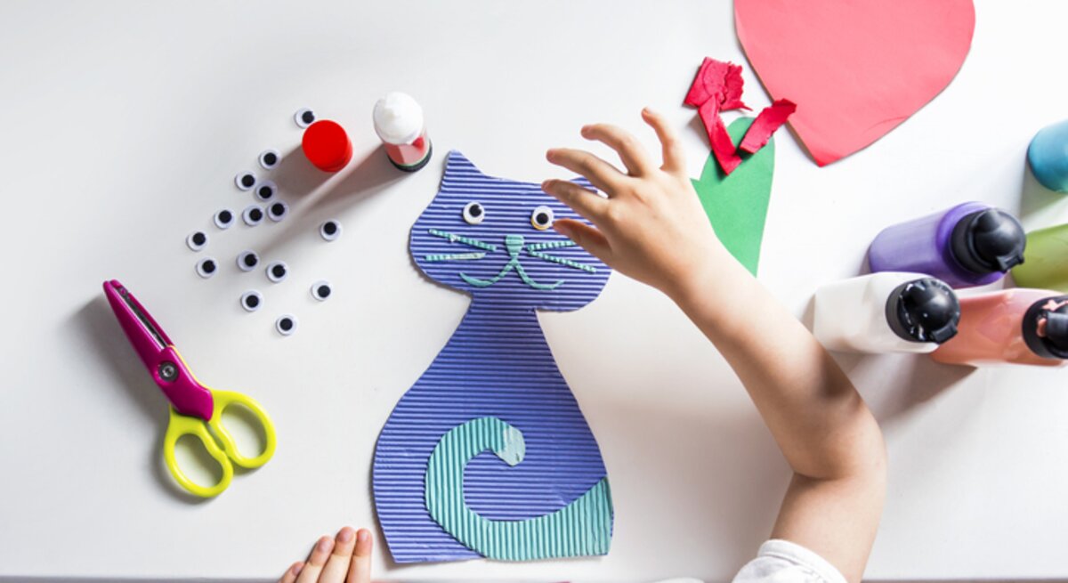 Kind bastelt eine Katze