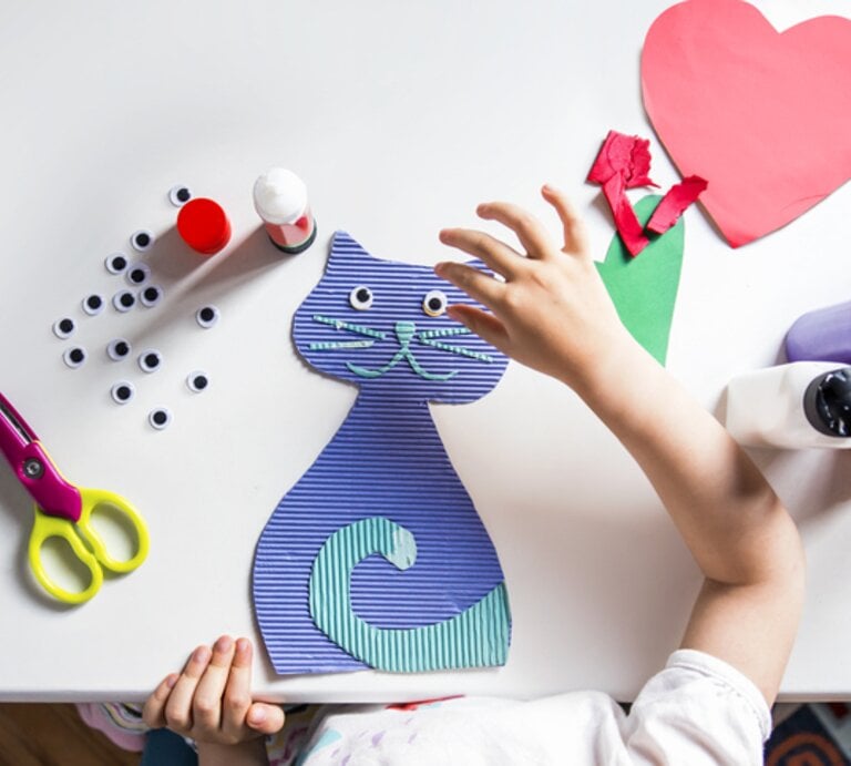 Kind bastelt eine Katze | © Getty Images/ salihkilic