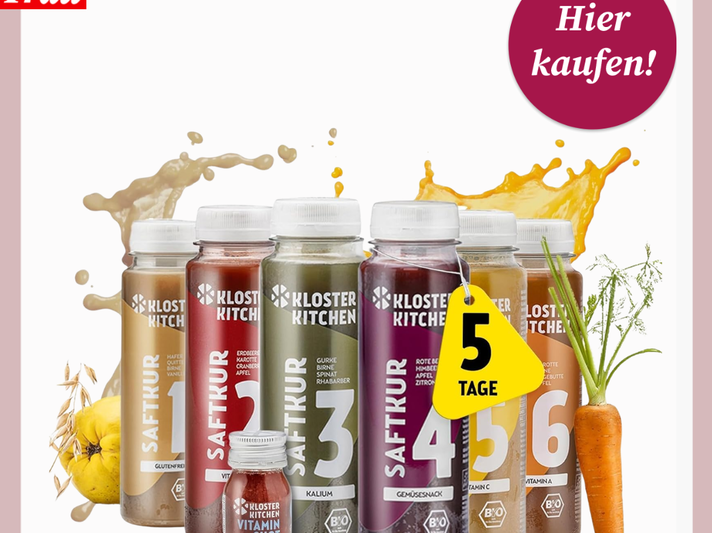 Sechs bunte Saftflaschen einer Saftkur stehen nebeneinander, dahinter spritzen Fruchtsäfte, rechts liegt eine frische Karotte. | © Amazon/Canva:bildderfrau.de