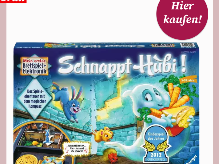 Verpackung des Kinderspiels „Schnappt Hubi!“ mit fröhlichem Gespenst, Hase und Maus vor leuchtend blauer Spukhauskulisse. | © Thalia/Canva/Collage:bildderfrau.de