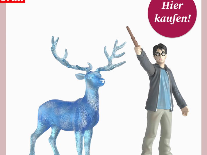 Harry Potter-Spielzeugfigur von Schleich mit Brille und Zauberstab steht neben einem transparent-blauen Hirsch auf weißem Hintergrund. | © Amazon/Canva/Collage:bildderfrau.de