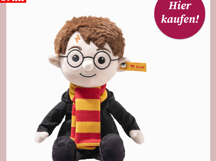 Harry-Potter-Kuscheltier mit Blitznarbe, Brille und gestreiftem Schal in Gryffindor-Farben sitzt frontal auf weißem Untergrund. | © Amazon/Canva/Collage:bildderfrau.de