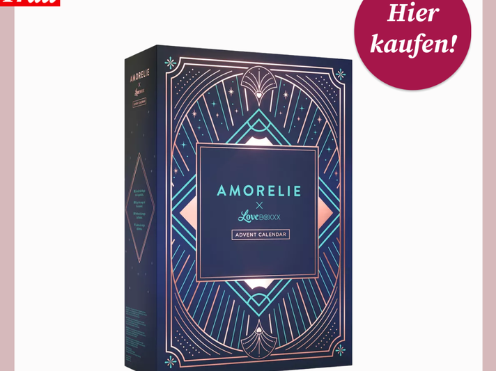 Edler Amorelie-Adventskalender in dunklem Art-Déco-Design mit türkis-pinken Akzenten, daneben runder Button „Hier kaufen!“ | © Amorelie/Canva/Collage:bildderfrau.de