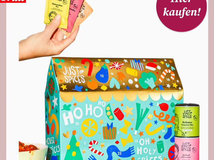 Bunt gestalteter Just-Spices-Adventskalender mit goldener Klappe, daneben Gewürzdosen und Hand mit drei Gewürzpäckchen. | © Just Spices/Canva/Collage:bildderfrau.de