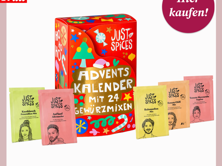 Bunter Adventskalender von Just Spices mit 24 Gewürzmischungen, umgeben von sechs verschiedenfarbigen Gewürztütchen. | © Just Spices/Canva/Collage:bildderfrau.de