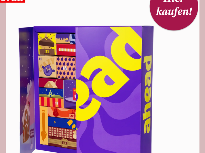 Bunter Adventskalender mit grafischen Türchen in lila-gelber Box, daneben ein „Hier kaufen!“-Button auf rotem Kreis. | © Ahead/Canva/Collage:bildderfrau.de