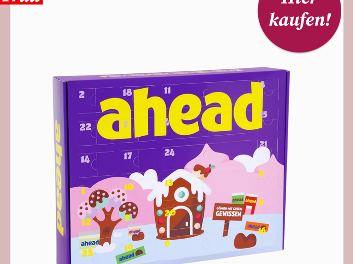 Lila Adventskalender von ahead mit gelber Aufschrift, verziert mit Lebkuchenhaus, Schneelandschaft und Zuckerstangen. | © Ahead/Canva/Collage:bildderfrau.de