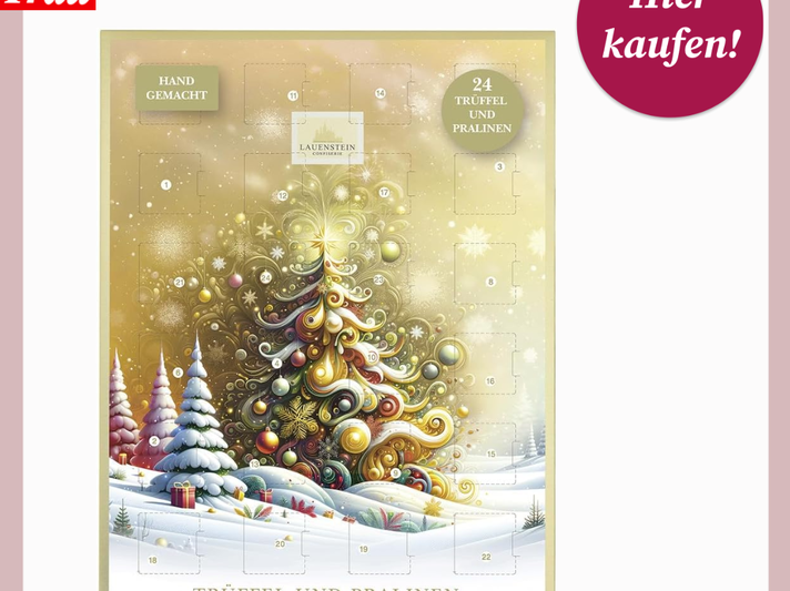 Festlich leuchtender Adventskalender mit 24 Türchen, bunter Baumillustration und lila-roten Schneetannen im Schnee. | © Lauenstein Confiserie/Canva/Collage:bildderfrau.de