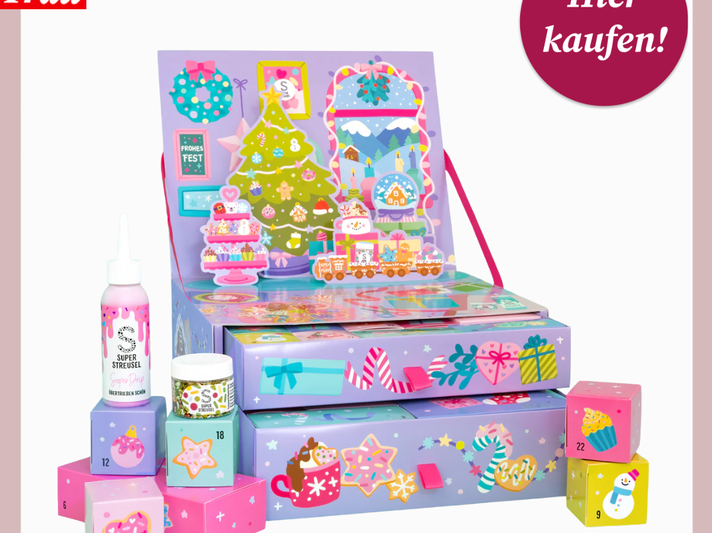 Bunter Adventskalender mit Weihnachtsmotiven, Backzubehör und Geschenkschachteln vor lilafarbenem Hintergrund. | © Super Streusel/Canva:Collage:bildderfrau.de