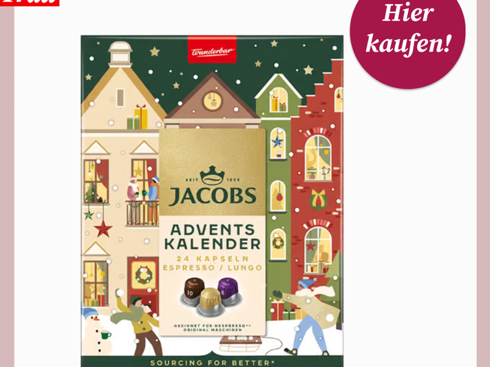 Bunter Jacobs-Adventskalender mit 24 Kaffeekapseln vor winterlicher Häuserkulisse mit tanzenden Figuren im Schnee. | © knuspr.de/Canva/bildderfrau.de
