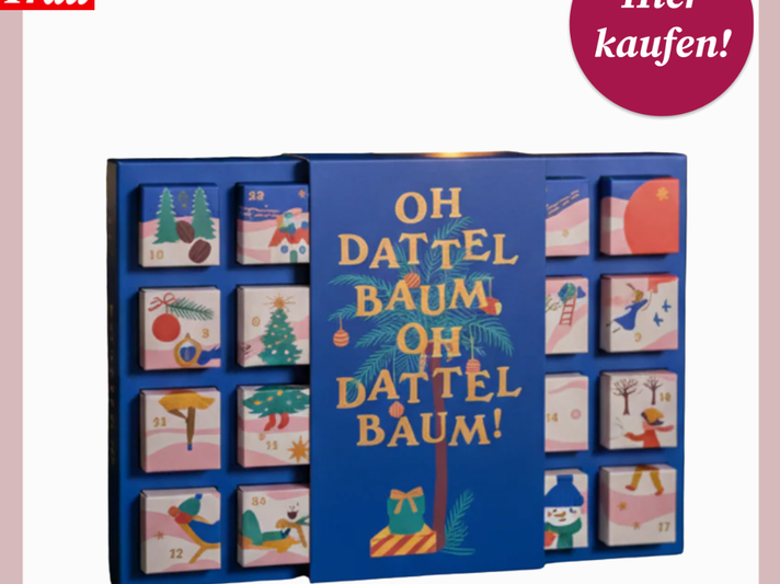 Blauer Adventskalender mit goldener Aufschrift „Oh Dattelbaum“, bunten Illustrationen und 24 Türchen im Weihnachtsdesign. | © Djoon/Canva/Collage:bildderfrau.de