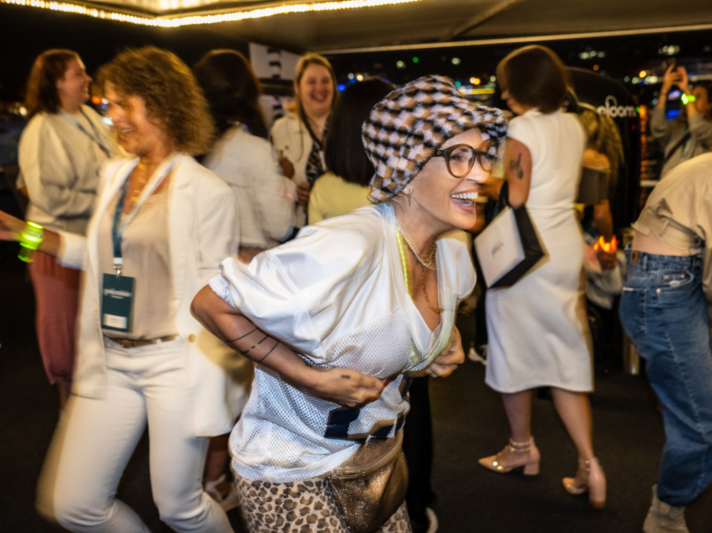 Zu sehen sind feiernde Partyleute | © FUNKE Foto Service - Martin Moeller