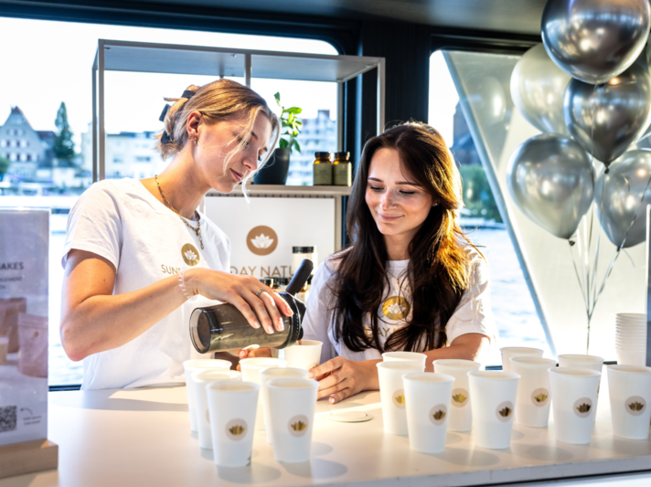 Zu sehen sind zwei Frauen, die Sekt ausschenken | © FUNKE Foto Service - Martin Moeller