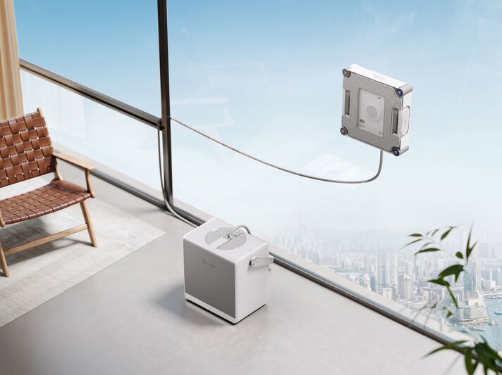 Zu sehen ist der Ecovacs Roboter, der ein Fenster wischt. | © ECOVACS