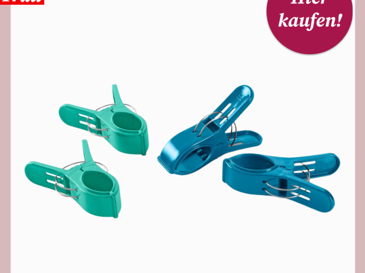 Zwei türkisfarbene und zwei blaue Kunststoff-Handtuchhalter-Clips mit Metallfeder liegen nebeneinander auf weißem Hintergrund. | © Tchibo/Canva/Collage:bildderfrau.de