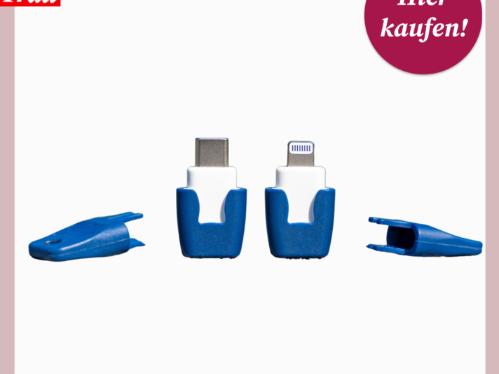 Zwei blaue Insektenstichheiler-Adapter mit USB-C- und Lightning-Anschluss stehen aufrecht, daneben ihre passenden blauen Schutzkappen. | © heat it 