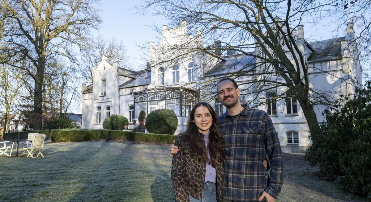 Claudia und Vincent stehen im Garten vor ihrem Schloss Kaeselow