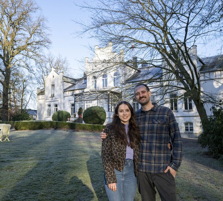 Claudia und Vincent stehen im Garten vor ihrem Schloss Kaeselow | © BILD der FRAU