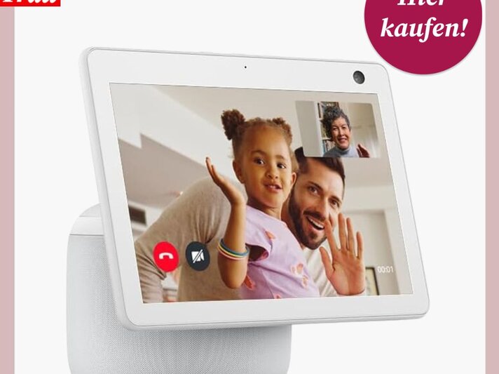 Amazon Echo Show 10: Smarter Bildschirm auf weißem Lautsprecher zeigt ein Videoanruf mit lachendem Mann und Mädchen, die fröhlich winken. | © Amazon 