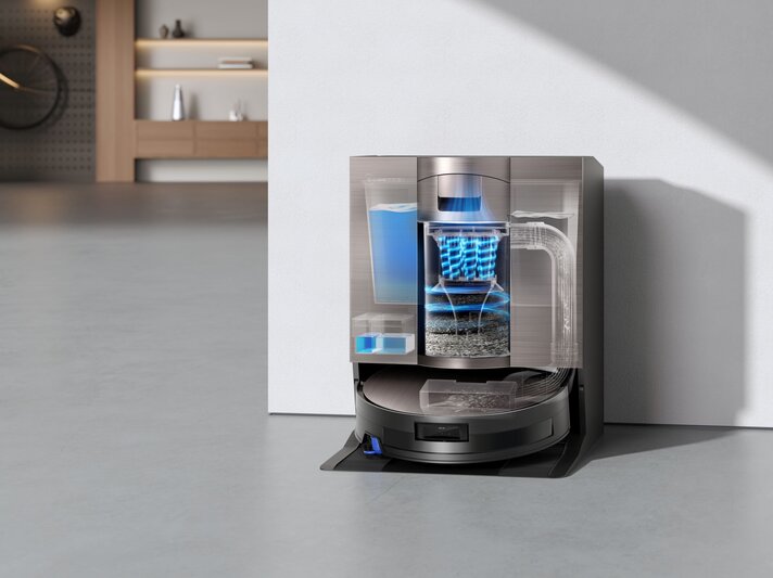 Schwarze Dockingstation eines Saugroboters mit visualisiertem Filtersystem vor weißer Wand im stilvollen Wohnzimmer. | © Ecovacs