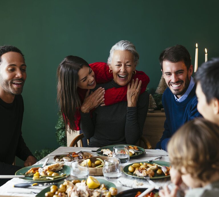 Zu sehen ist eine glückliche Familie an Weihnachten | © Ecovacs
