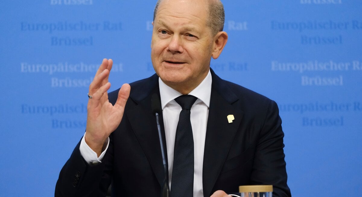 Zu sehen ist der Bundeskanzler Olaf Scholz bei einer Pressekonferenz