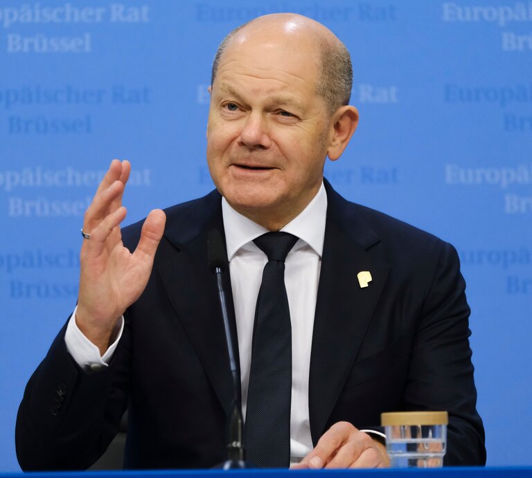 Zu sehen ist der Bundeskanzler Olaf Scholz bei einer Pressekonferenz | © Shutterstock/Alexandros Michailidis