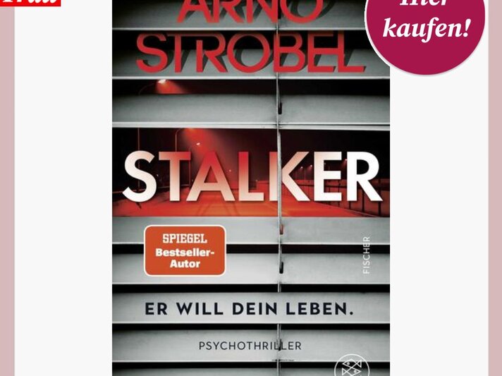 Buchcover des Psychothrillers „Stalker“ von Arno Strobel mit roten Schriftzügen und Jalousien vor düster beleuchteter Straße. | © Thalia
