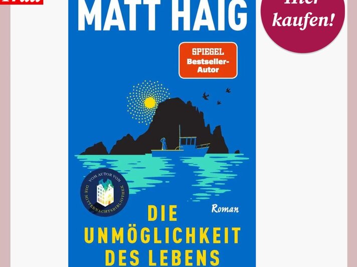 Matt Haigs Roman "Die Unmöglichkeit des Lebens" mit blauem Cover, schwarzer Insel, Boot und gelbem Text. | © Thalia