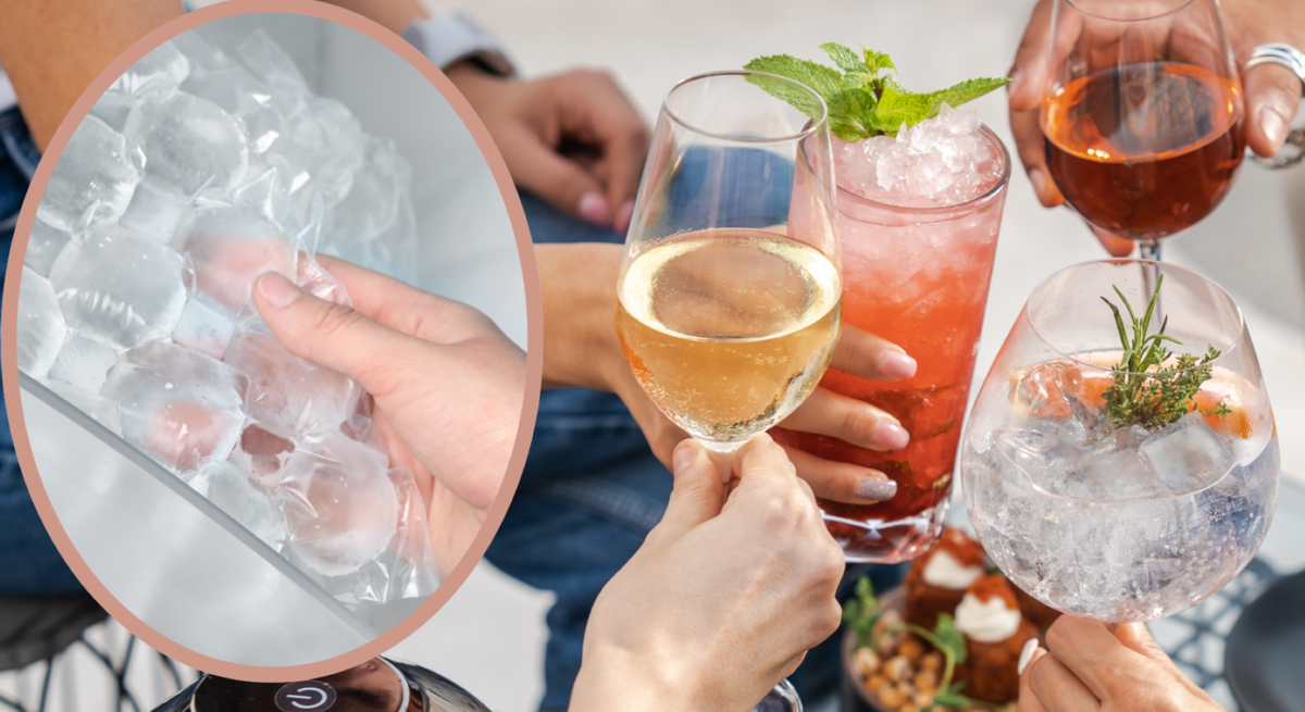 Vier Hände stoßen im Freien mit farbigen Cocktails und Wein an, davor ein Zoom auf frische Eiswürfel in einer Hand.