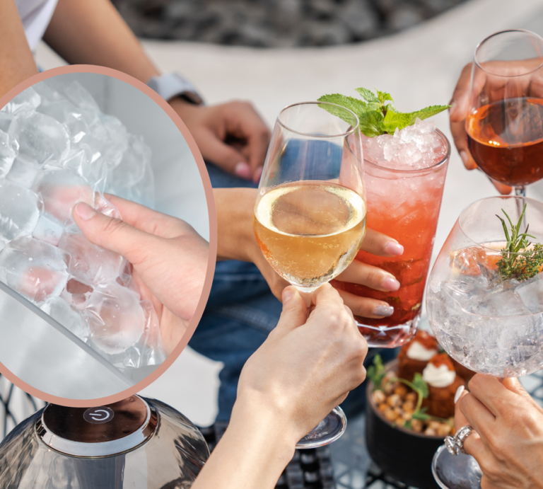 Vier Hände stoßen im Freien mit farbigen Cocktails und Wein an, davor ein Zoom auf frische Eiswürfel in einer Hand. | © Adobe Stock / New Africa, canva [M]