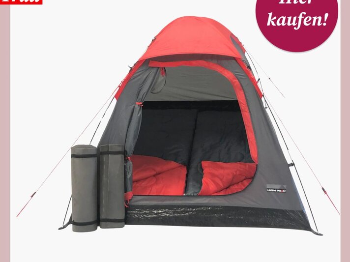 Graues Campingzelt mit rotem Dach, geöffneter Eingang zeigt zwei Schlafmatten und einen roten Schlafsack. | © Lidl