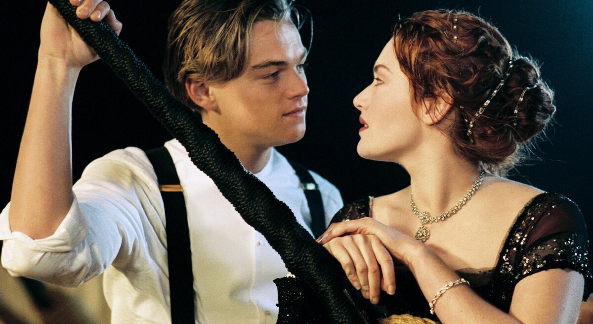Leonardo DiCaprio und Kate Winslet schauen sich verliebt an.