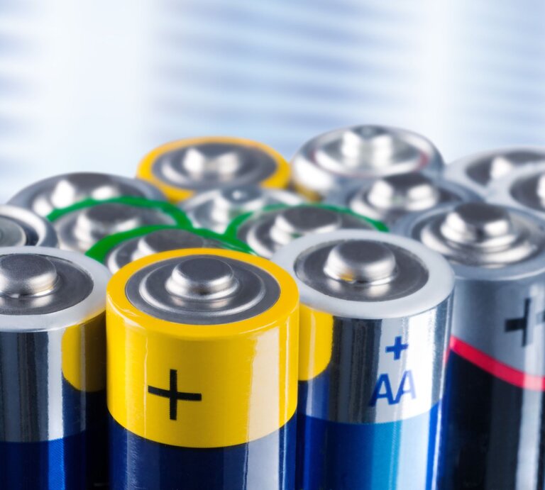 Nahaufnahme mehrerer AA-Batterien in verschiedenen Farben und Marken, aufrecht stehend vor verschwommenem Hintergrund. | © Adobe Stock/janvier