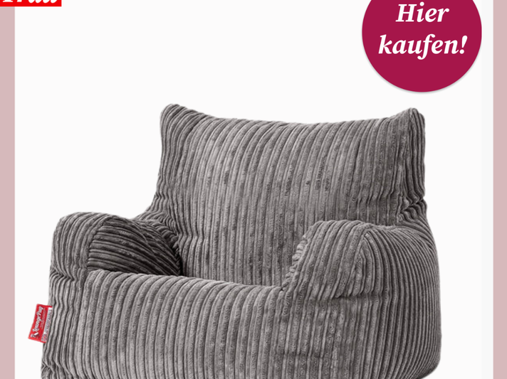Grauer, breiter Cord-Sitzsack in Sessel-Form mit Armlehnen steht vor hellem Hintergrund, weich gepolstert und gemütlich wirkend. | © bigberthaoriginal/Canva/Collage:bildderfrau.de