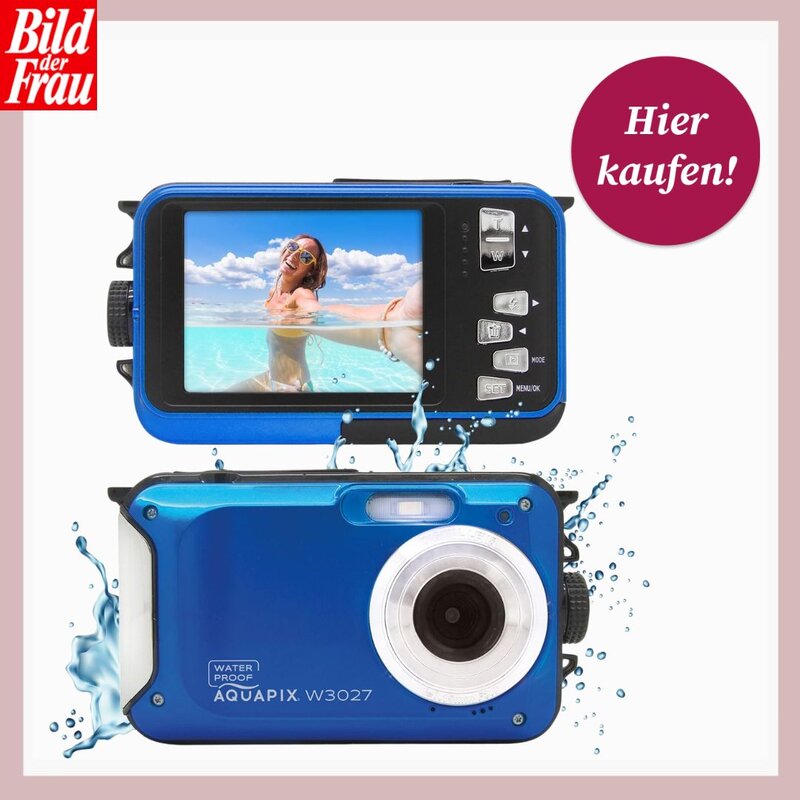 Blaue wasserdichte Digitalkamera mit Spritzwasser vor hellem Hintergrund, auf dem Display lacht eine Frau im Pool. | © Amazon/Canva:Collage:bildderfrau.de