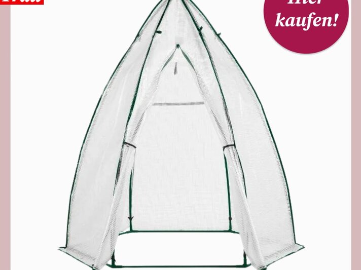 Eine spitz zulaufende, durchsichtige Pflanzenhülle mit grünem Rahmen steht auf weißem Untergrund und bietet Frostschutz für Bäume. | © Lidl