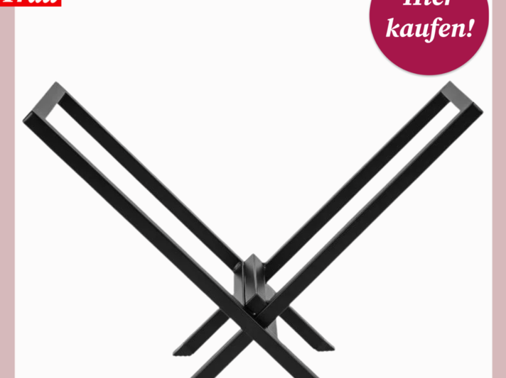 Schwarzes, gekreuztes Kaminholzregal aus Stahl mit klaren Linien auf weißem Hintergrund, modern und minimalistisch gestaltet. | © Lidl/Canva/Collage:bildderfrau.de