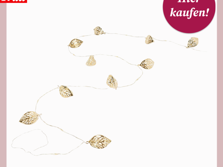 LED-Deko-Lichterkette von Tchibo mit zehn goldfarbenen Blättern aus Metall auf transparentem Kabel vor weißem Hintergrund. | © Tchibo/Canva:bildderfrau.de